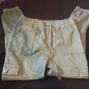 Size 9/10 Women’s Army Green Cargo Pants.